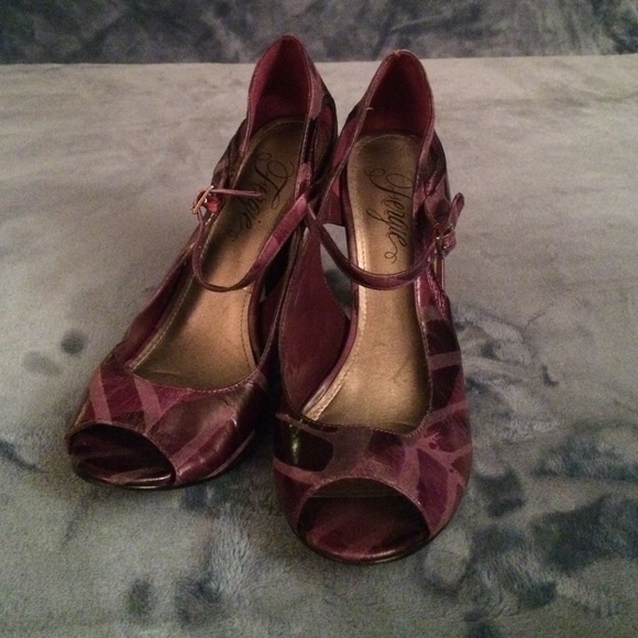 Women's dress shoes.