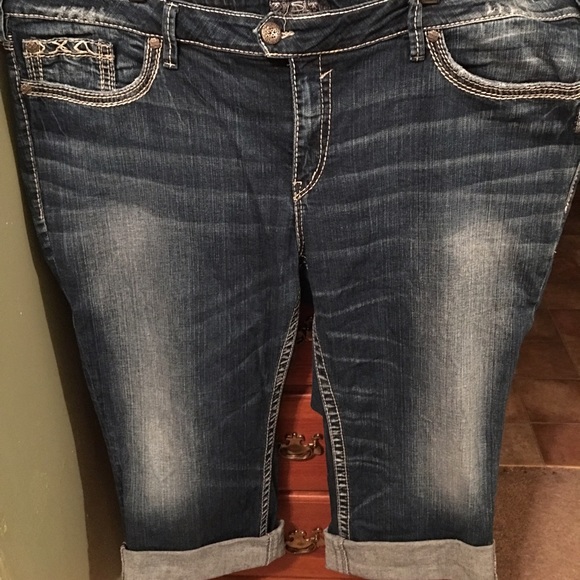 Silver Jeans "Tuesday" Mid Capri