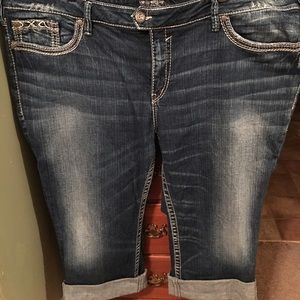 Silver Jeans "Tuesday" Mid Capri