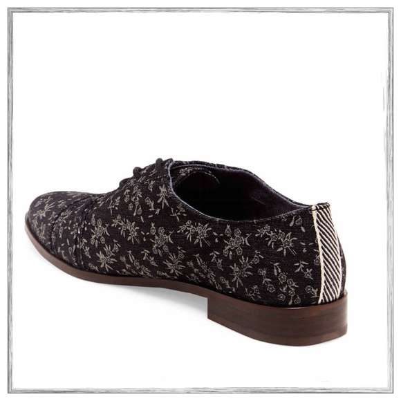 ❄️✨Toms Printed Oxfords✨ - Picture 2 of 4