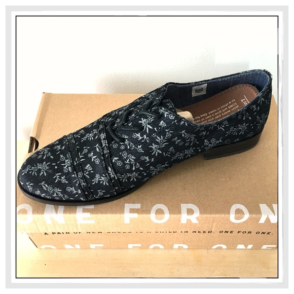❄️✨Toms Printed Oxfords✨ - Picture 3 of 4