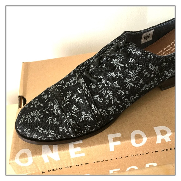 ❄️✨Toms Printed Oxfords✨ - Picture 4 of 4