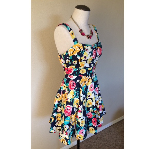 HOST PICK! 4/2 NWT Floral Full Skirt Dress -Junior - Picture 2 of 4