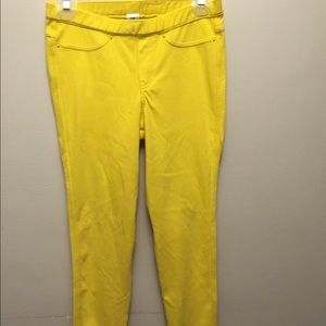 Yellow hue leggings.