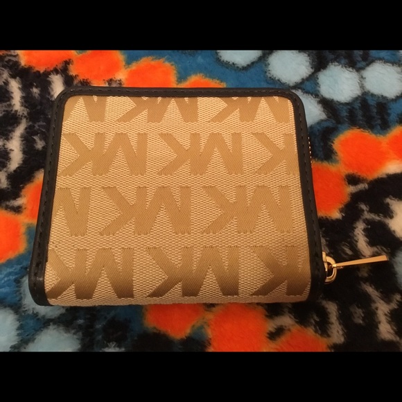 MICHAEL Michael Kors Beige & Navy Billfold Wallet - Picture 2 of 4