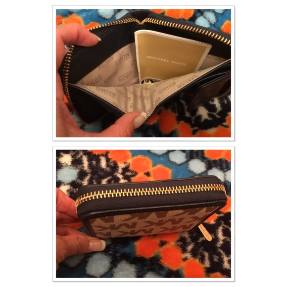 MICHAEL Michael Kors Beige & Navy Billfold Wallet - Picture 4 of 4