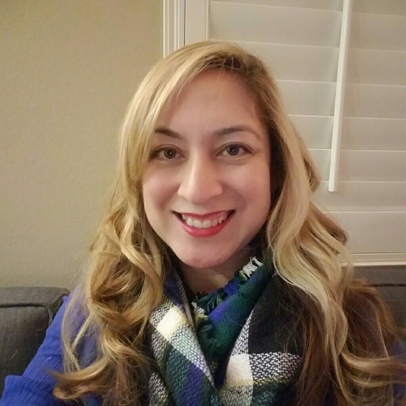 Meet your Posher, Stephanie - Picture 3 of 4