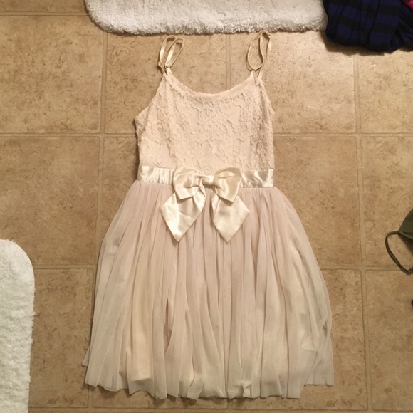 cream forever 21 size M dress. wore it once.