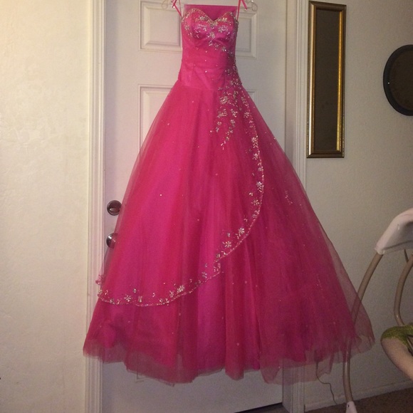 Fushia Quincéañera dress