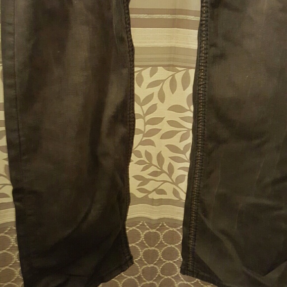 men jeans the color is like a gray with burgundy - Picture 2 of 4