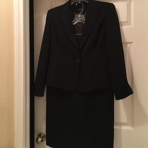 Jones Wear black 2 piece suit