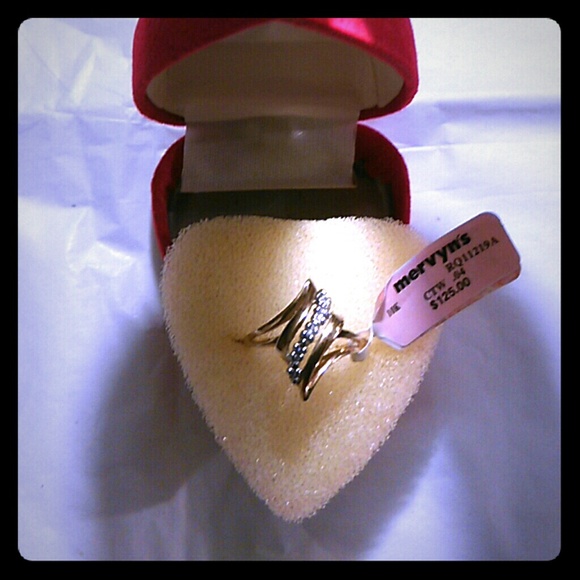 MERVYN'S Jewelry - ?? FLASH SALE ?? 10K GOLD DIAMOND RING SIZE 7  NWT