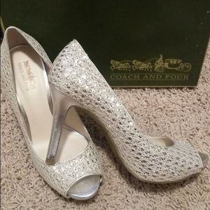 😍SILVER PEEP TOE HEELS😍