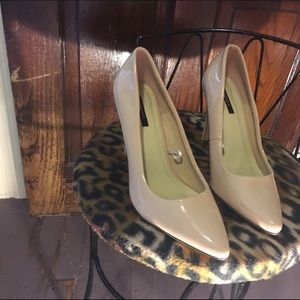 Nude pumps
