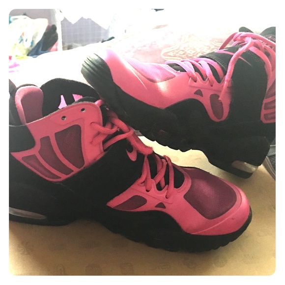 Sneaker - Picture 1 of 2