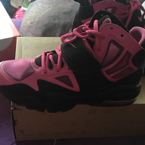 Sneaker - Picture 2 of 2