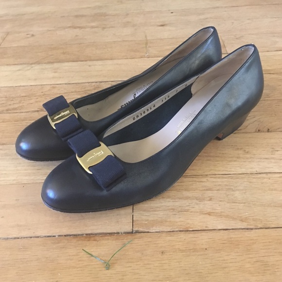 Ferragamo Vara in Navy Calf