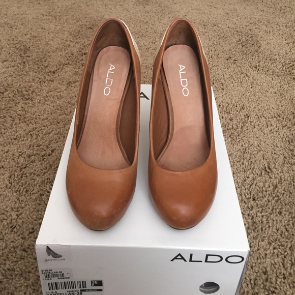 Also size 6 cognac/cream chunky heel pump