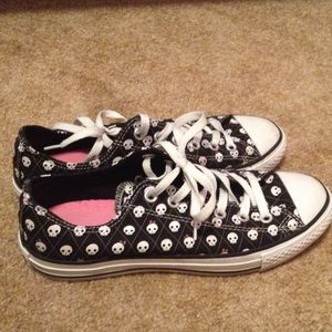 Skull print chuck Taylor's