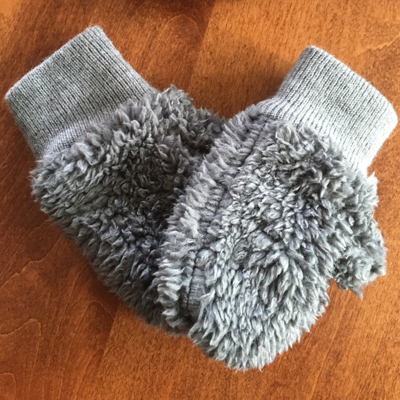babyGap hat/mitten set - Picture 3 of 4