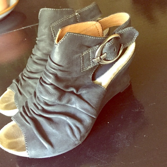 Earthies black leather wedges