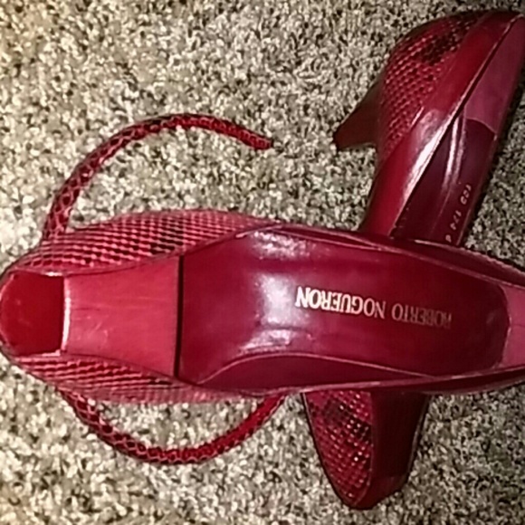 1 pr. Red snakeskin pumps