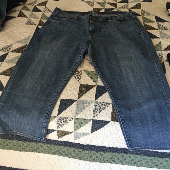 Old Navy Flirt Capris Sz 16