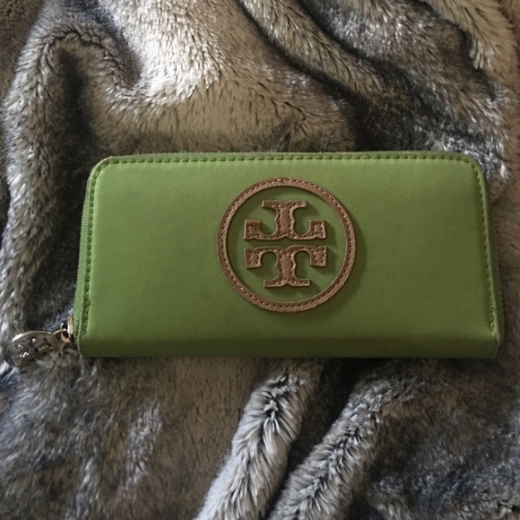 Green wallet (tb)