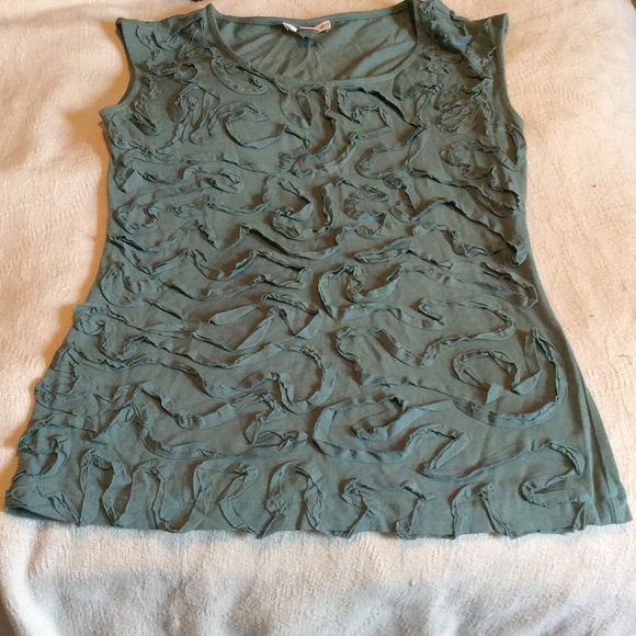 Tank with swirl material