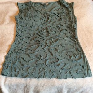 Tank with swirl material