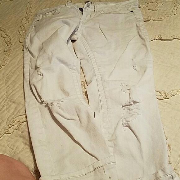 MUDD Size 5 distressed white denim capris