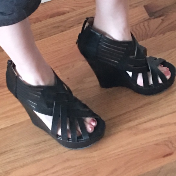 Black wedges