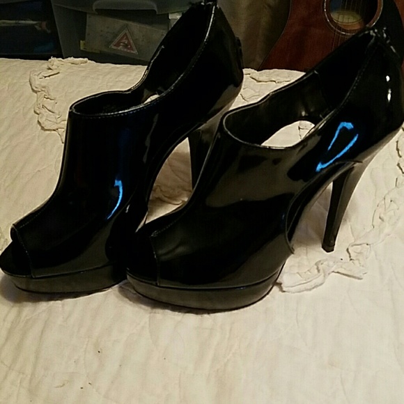 Steve Madden high gloss peep toe pumps