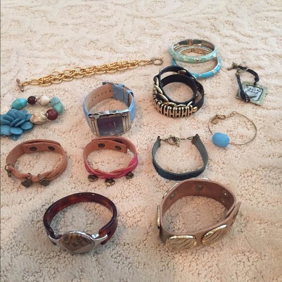 29 pieces of various custom jewelry. Great cond.