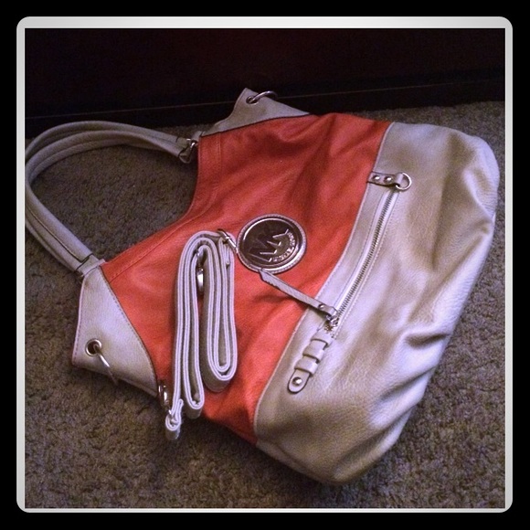 Tan and orange purse in excellent condition