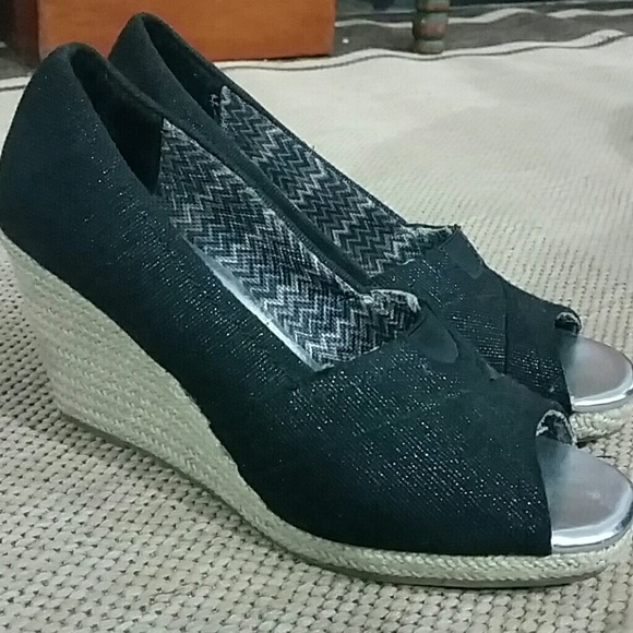Faded Glory Black and Tan Wedges