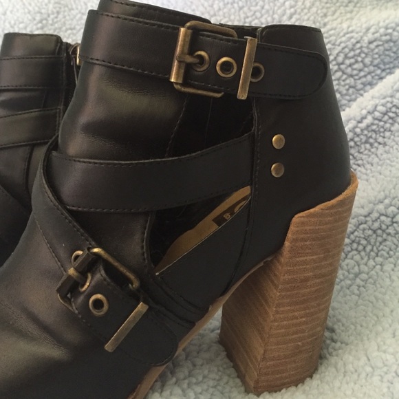 DV by Dolce Vita, Black cut-out booties - Picture 2 of 4
