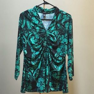 Beautiful scrunch front V neck blouse