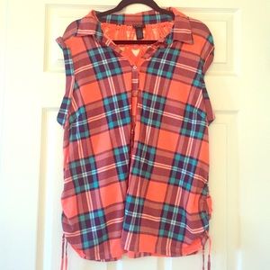 Sleeveless plaid top with lattice back! 🌻 - PLUS