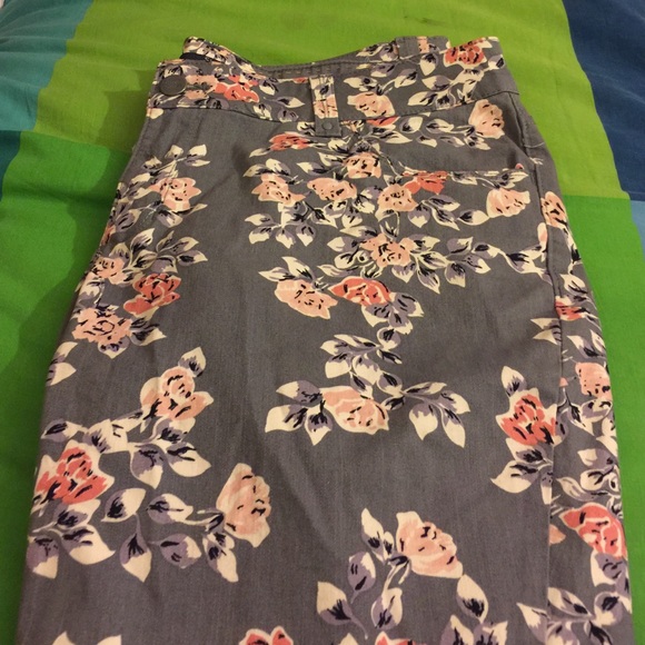 Floral skinnies with zipper on ankles - Picture 1 of 4