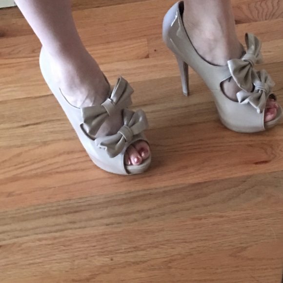Bow tie cream high heels leather