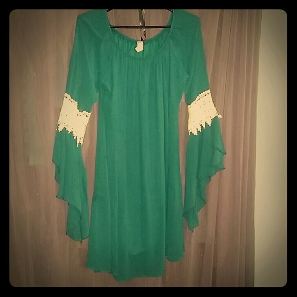 Green dress with lace arms