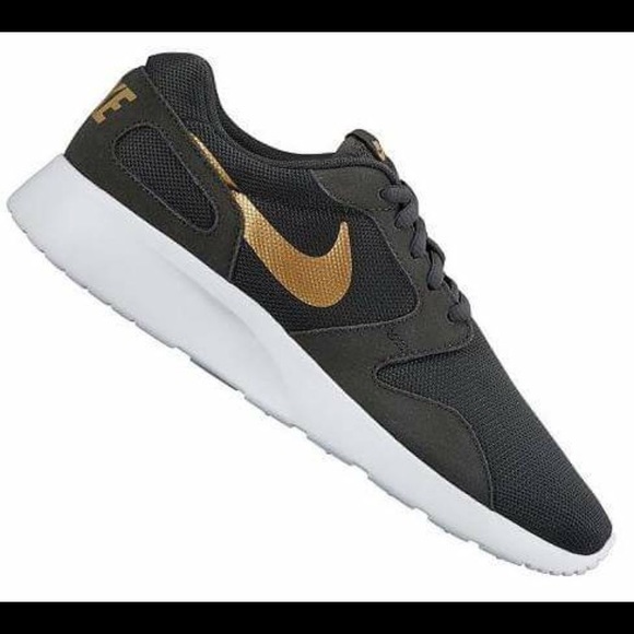 NIKE TENNIS SHOES SIZE 11