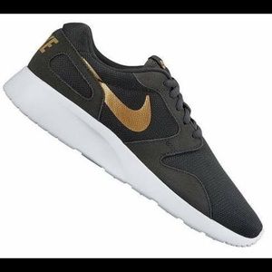 NIKE TENNIS SHOES SIZE 11