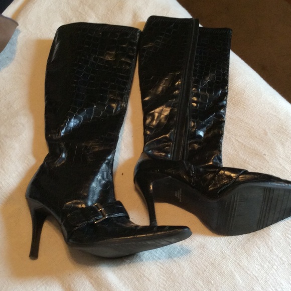 Black heeled boots