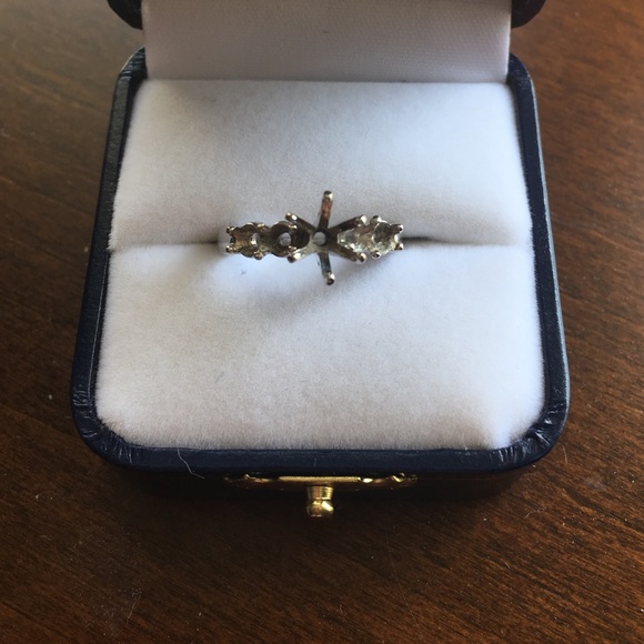 A jaffee ring setting