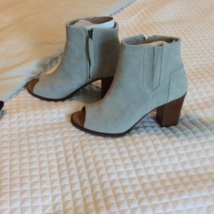 Quilted peep toe bootie in Grey suede