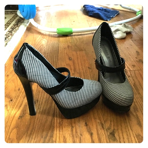 Madden Girl size 6 Houndstooth pumps