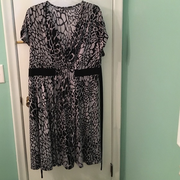 Short sleeve gray black 1x dress