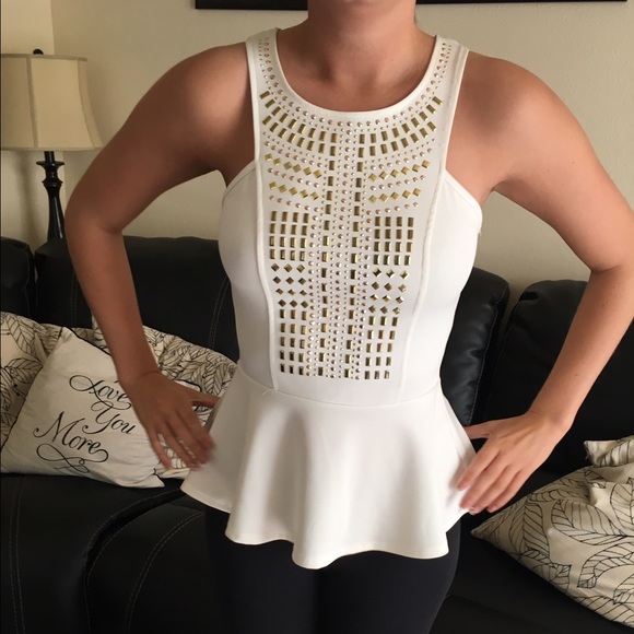 😍Beautiful white top! 😍